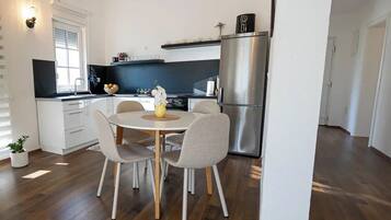Fridge, oven, stovetop, cookware/dishes/utensils