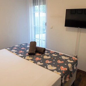 2 bedrooms, iron/ironing board, WiFi, bed sheets