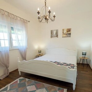 2 bedrooms, iron/ironing board, WiFi, bed sheets