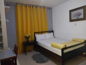 Minibar, decoración personalizada, muebles diferentes y escritorio