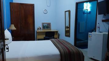 Een minibar, individueel gedecoreerd, individueel gemeubileerd