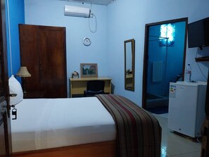 Minibar, individually decorated, individually furnished, desk - Miss. Emily Place (Monrovia)