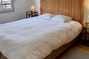 1 bedroom, travel cot, WiFi, bed sheets
