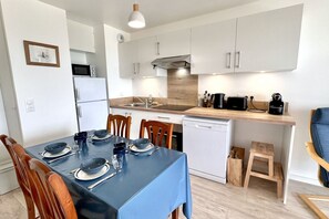 Een microgolfoven, een oven, een kookplaat, een vaatwasser