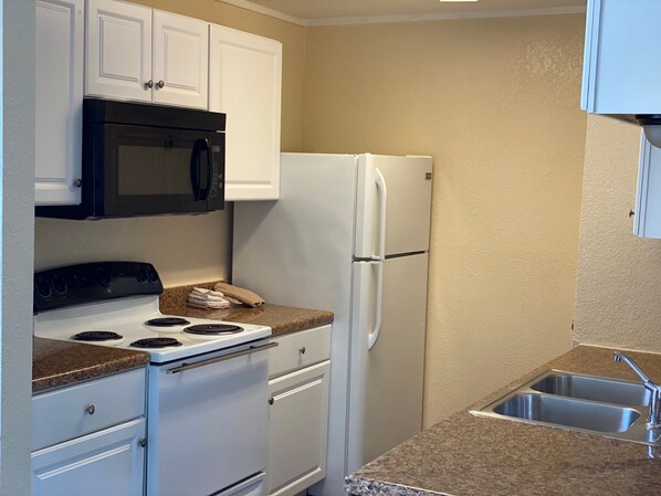 Jääkaappi, mikroaaltouuni, uuni, liesi