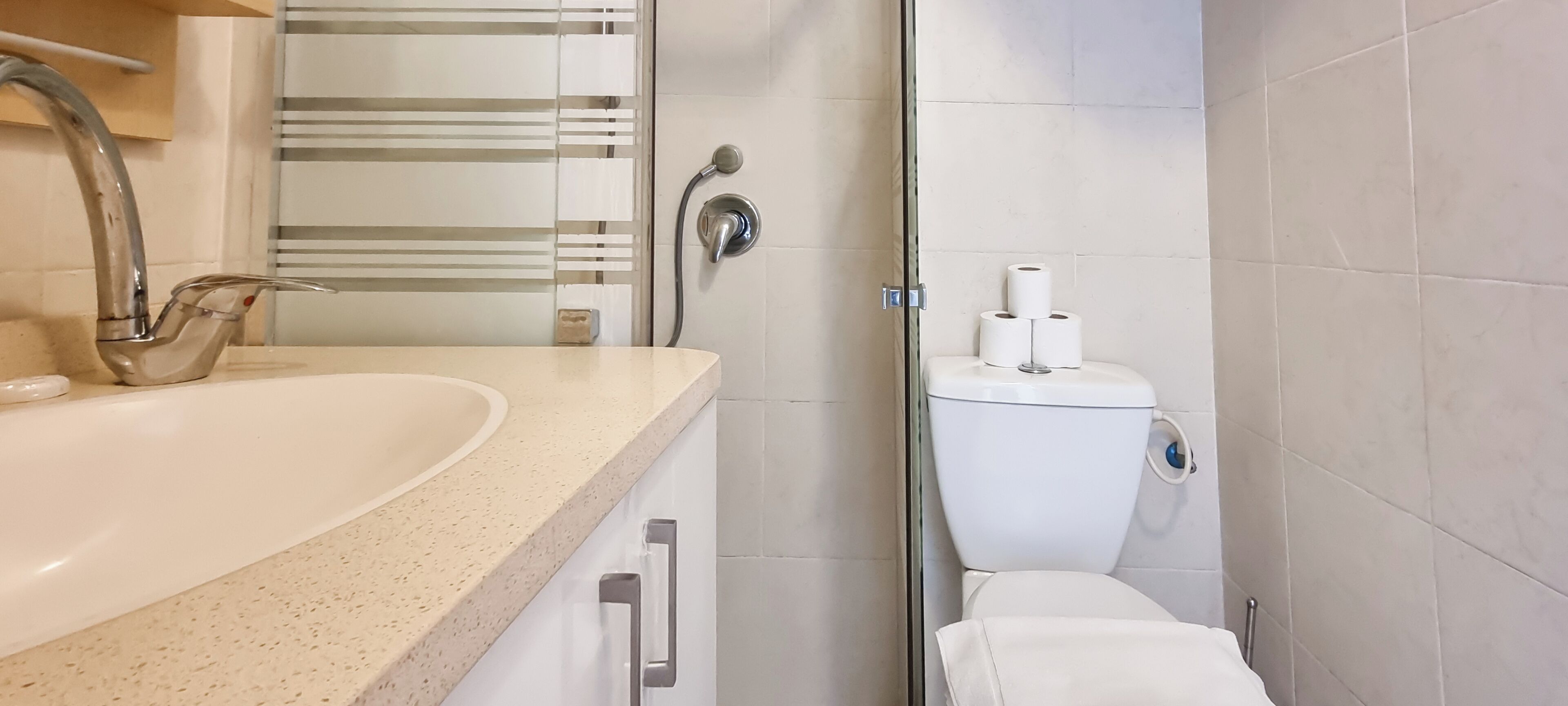 Apartment | Bathroom | Shower, free toiletries, hair dryer, towels