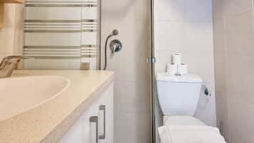 Apartment | Bathroom | Shower, free toiletries, hair dryer, towels