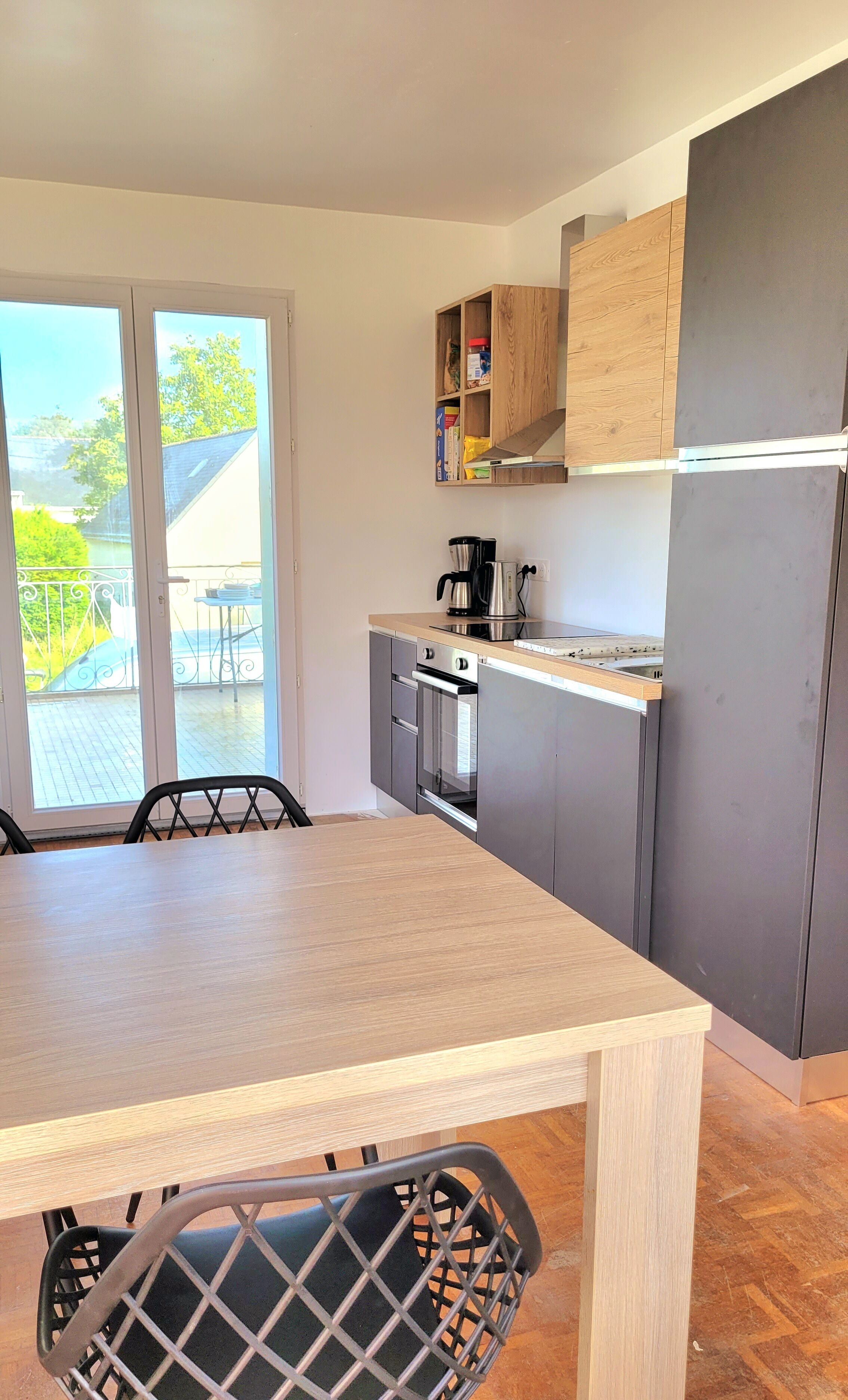 Kühlschrank, Mikrowelle, Ofen, Wasserkocher mit Kaffee-/Teezubehör