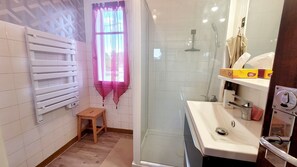 Een douche, een haardroger, zeep, shampoo