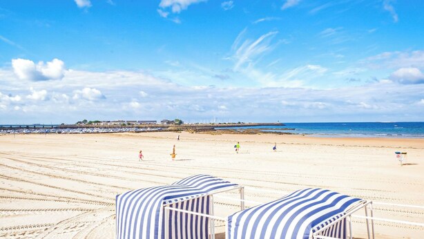 A beach with striped beach chairs, a clear sky, and a calm sea. - House 4 Bdrms and Terrace, Garden near. Sea, Golfs, Salt marshes, Walks (Guérande)