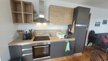 Fridge, microwave, oven, coffee/tea maker