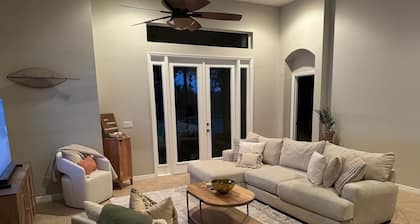 Spacious 4BR Retreat 2 Master suites near Disney. Perfect for families