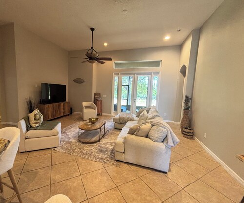 Spacious 4BR Retreat 2 Master suites near Disney. Perfect for families
