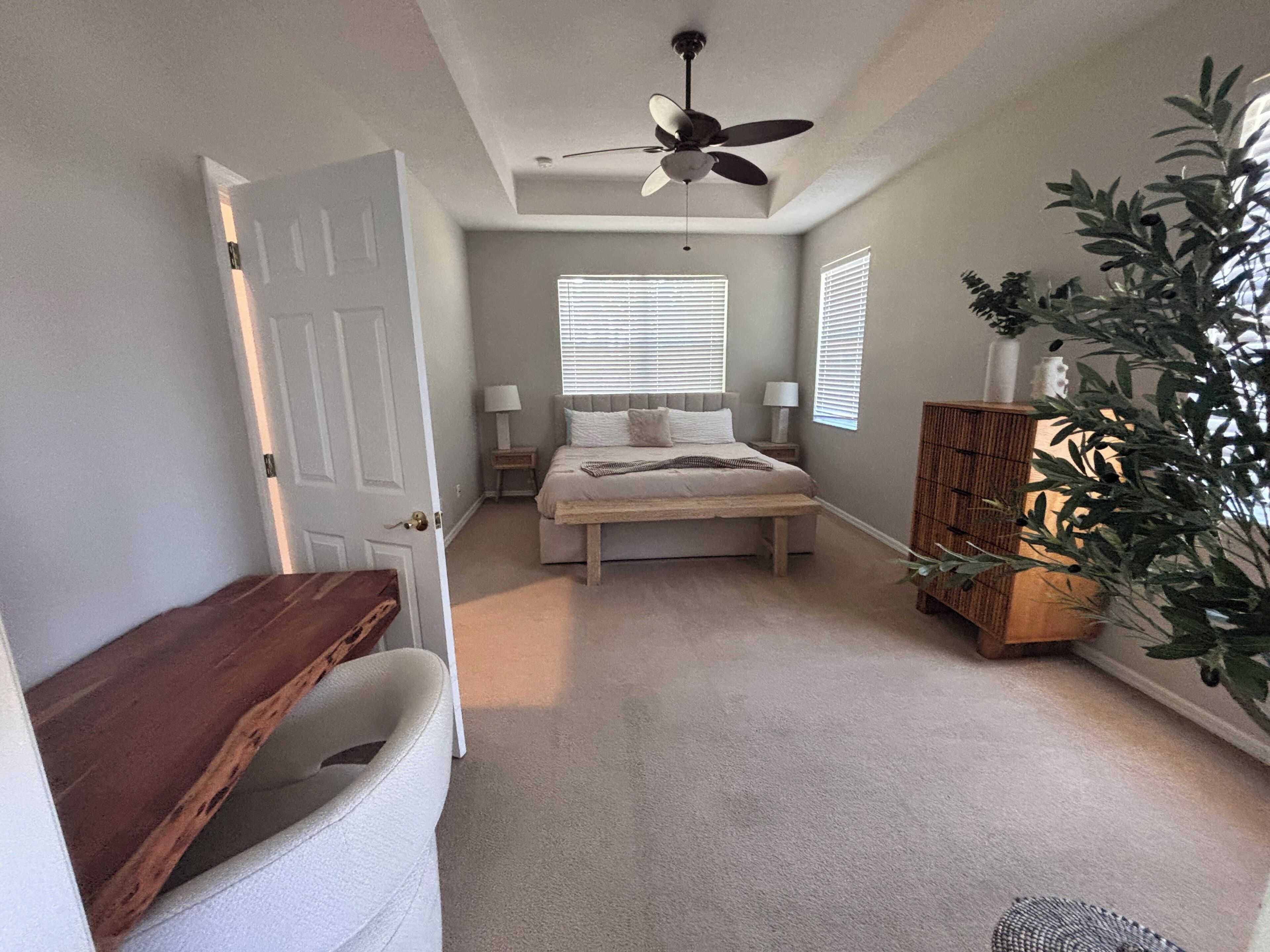 4 bedrooms, desk, iron/ironing board, travel crib