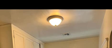 Refrigerador, microondas, cafetera y tetera y utensilios de cocina