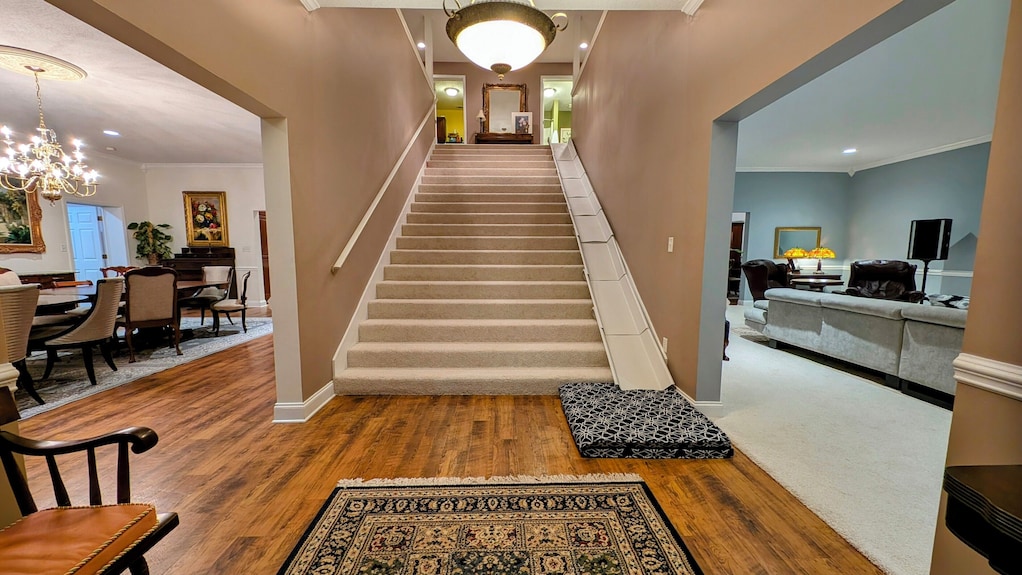 Midway Manor Awaits You With 7 Bedrooms, 5 Bathrooms, And Unlimited Charm - 海恩斯維爾