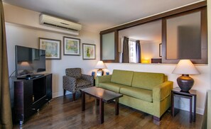 Living area - Regency Waikiki Partial Ocean View 2 Bedroom 1 Bat (Honolulu)