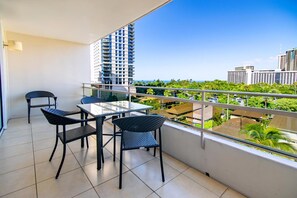 Outdoor dining - Regency Waikiki Partial Ocean View 2 Bedroom 1 Bat (Honolulu)