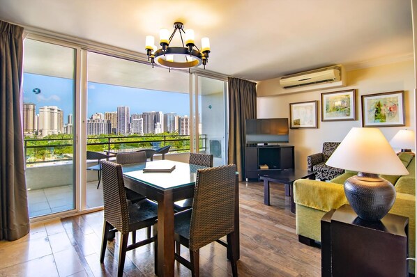 Interior - Regency Waikiki Partial Ocean View 2 Bedroom 1 Bat (Honolulu)