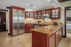 Geladeira, cooktop, lava-louças, cafeteira/chaleira