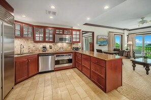 Geladeira, cooktop, lava-louças, cafeteira/chaleira