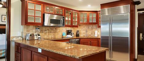 Jääkaappi, liesi, astianpesukone, kahvin-/teenkeitin