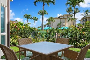 Outdoor dining - Waipouli Beach Resort Courtyard View 2 BD 3 BA (Kapaa)