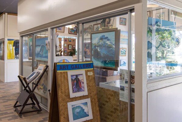Una galería de arte con obras enmarcadas exhibidas.