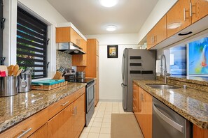 Réfrigérateur, micro-ondes, plaque de cuisson, lave-vaisselle