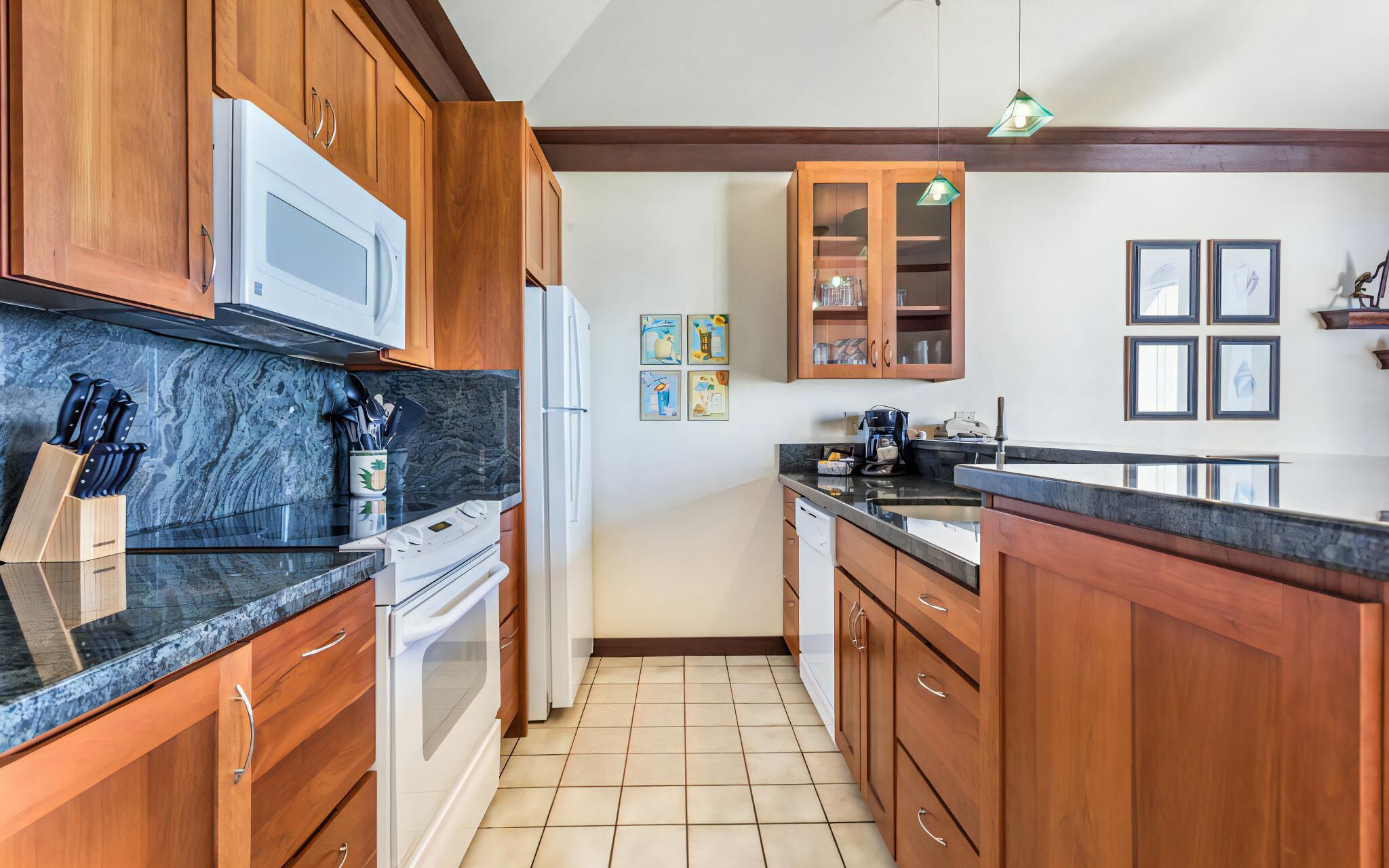 Réfrigérateur, un four, surface de cuisson, lave-vaisselle