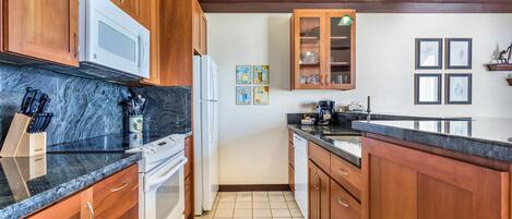 Réfrigérateur, un four, surface de cuisson, lave-vaisselle