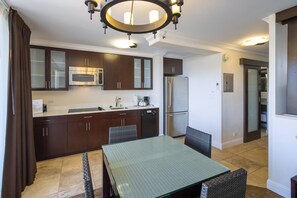 Fridge, microwave, oven, stovetop - Regency Waikiki Partial Ocean View 1B/1B (Honolulu)