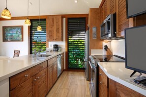 Geladeira, micro-ondas, cooktop, lava-louças