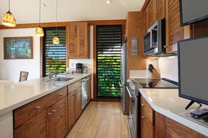 Jääkaappi, uuni, liesi, astianpesukone