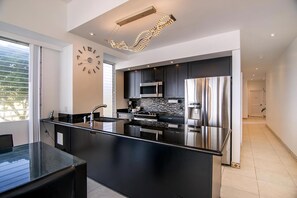 Fridge, microwave, stovetop, dishwasher