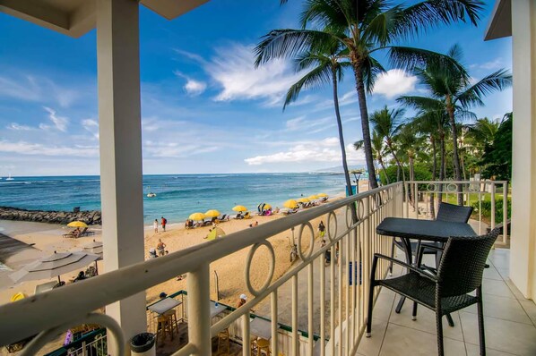 Outdoor dining - Waikiki Shore 202 Oceanfront 2 Bedroom (Honolulu)