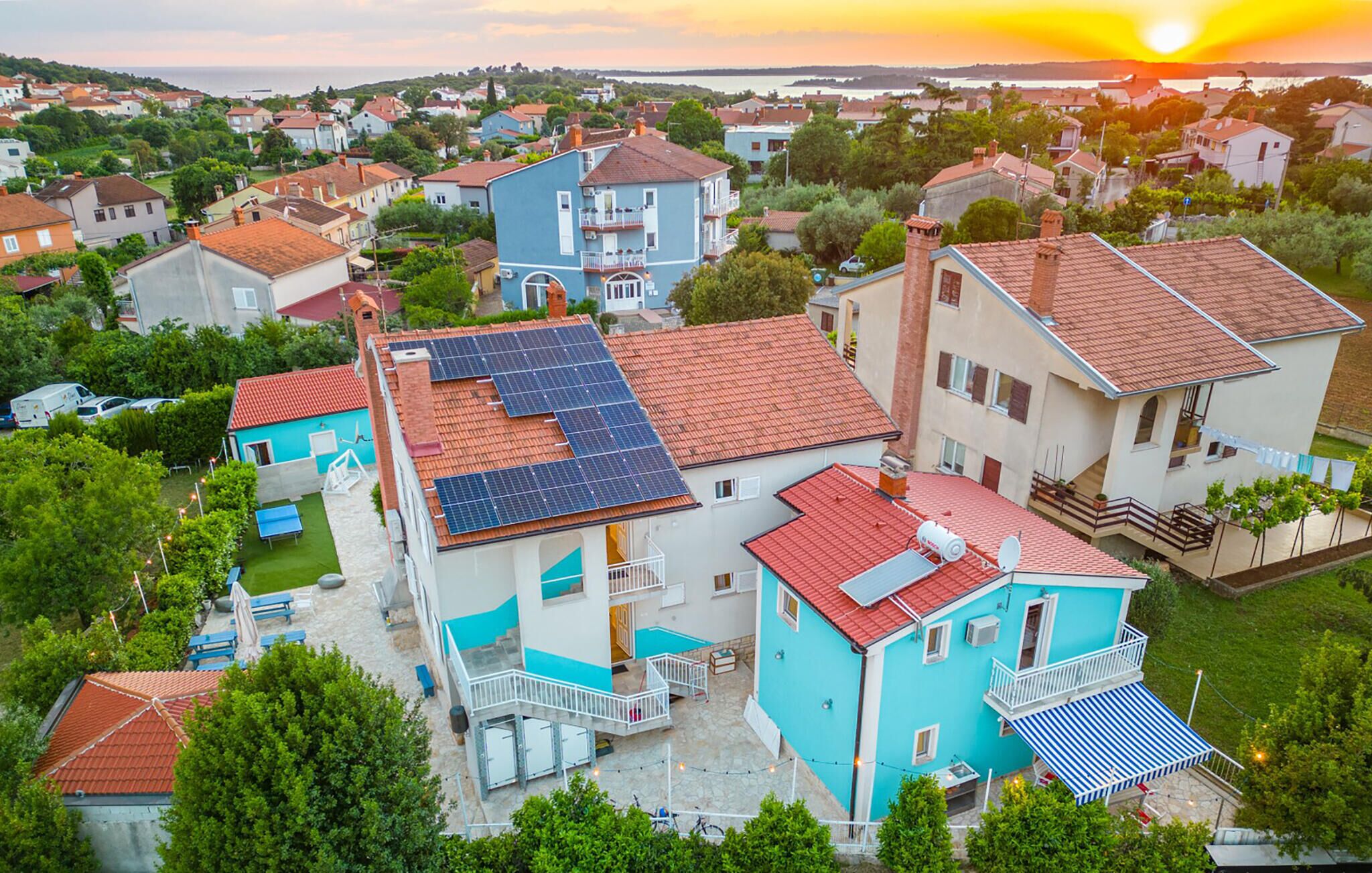 Un quartier résidentiel où les maisons sont dotées de panneaux solaires, d’une piscine et offrent une vue sur la mer.