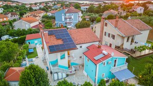 A residential area with houses featuring solar panels, a swimming pool, and a view of the sea. - Beautiful apartment in Pula (Pula)