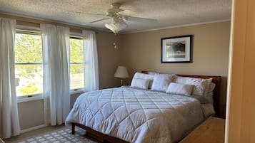 3 bedrooms, desk, iron/ironing board, WiFi
