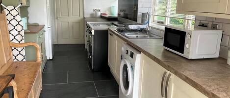 Kühlschrank, Mikrowelle, Ofen, Geschirrspüler