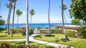 Un resort con palmeras, piscina y vistas al océano.