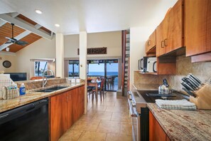 Geladeira, micro-ondas, cooktop, lava-louças