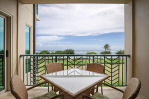 Outdoor dining - Waipouli Beach Resort Oceanfront 1 BD 2 BA (Kapaa)