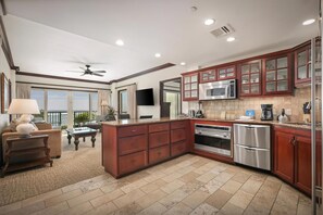 Geladeira, cooktop, lava-louças, cafeteira/chaleira