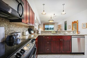 Fridge, oven, stovetop, dishwasher - Fairway Villas at Waikoloa Golf View 1 Bedroom (Waikoloa)