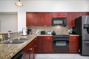 Geladeira, micro-ondas, cooktop, lava-louças