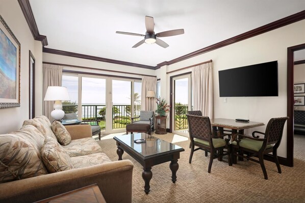 Living area - Waipouli Beach Resort Oceanfront 2 BD 3 BA (Kapaa)