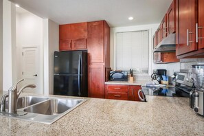 Kjøleskap, ovn, kokeplater og oppvaskmaskin