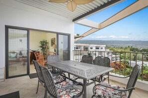 Outdoor dining - Royal Sea Cliff Kona 707 Ocean View 2 Bedroom 2 Ba (Kailua Kona)