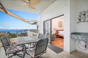 Outdoor dining - Royal Sea Cliff Kona 707 Ocean View 2 Bedroom 2 Ba (Kailua Kona)